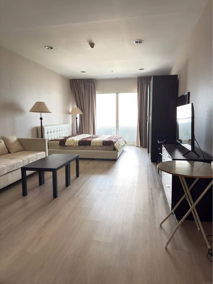For rent: The Platinum Condominium, 17th floor, beautiful corner room, good location, good price. You must come and reserve today.