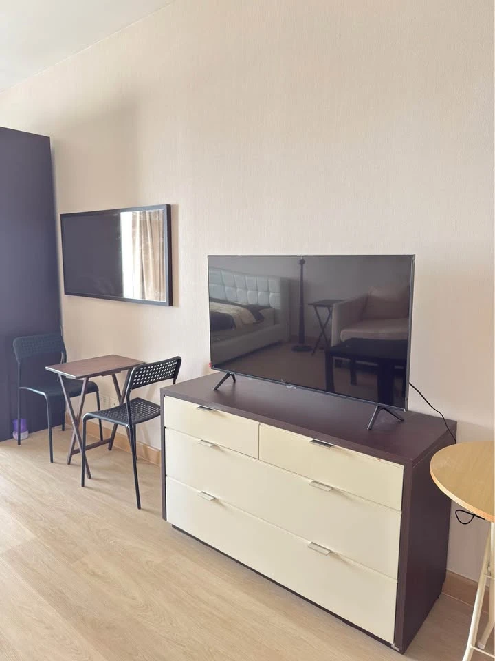 For rent: The Platinum Condominium, 17th floor, beautiful corner room, good location, good price. You must come and reserve today.