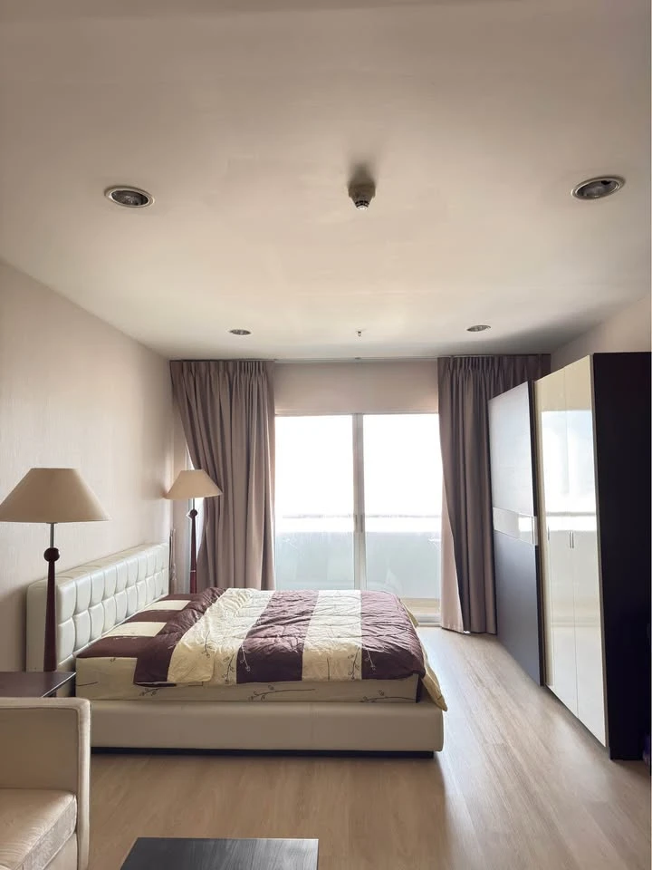 For rent: The Platinum Condominium, 17th floor, beautiful corner room, good location, good price. You must come and reserve today.