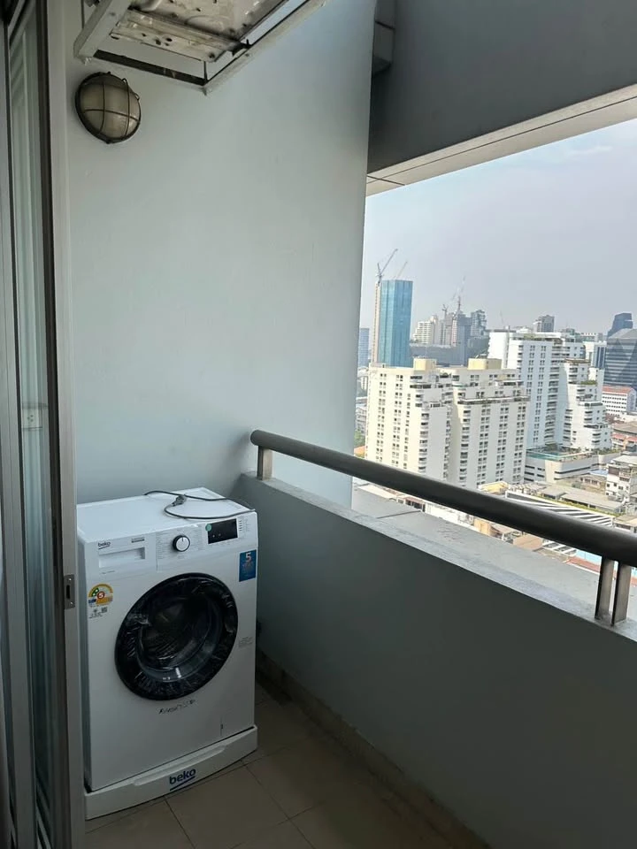 For rent: The Platinum Condominium, 17th floor, beautiful corner room, good location, good price. You must come and reserve today.