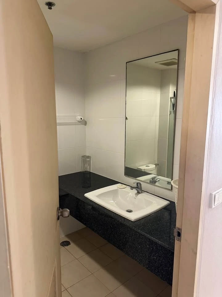 For rent: The Platinum Condominium, 17th floor, beautiful corner room, good location, good price. You must come and reserve today.