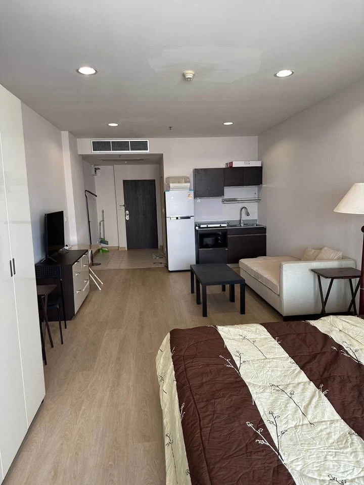 For rent: The Platinum Condominium, 17th floor, beautiful corner room, good location, good price. You must come and reserve today.