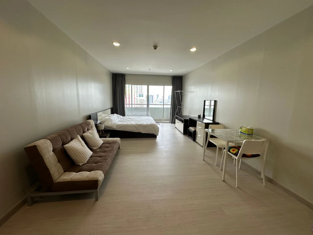 For rent: The Platinum, 16th floor, Baiyoke Tower view, fully furnished, reserve now, hurry!