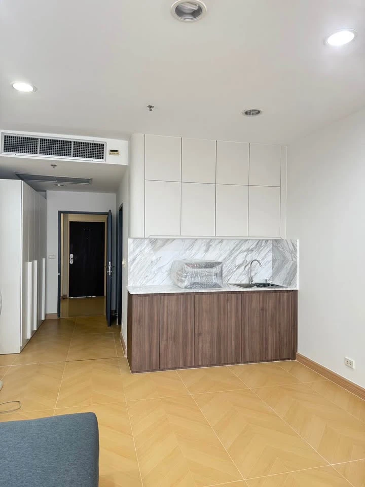 For rent: The Platinum, corner room, not crowded, good location, fully furnished, garden view. Hurry and reserve now!