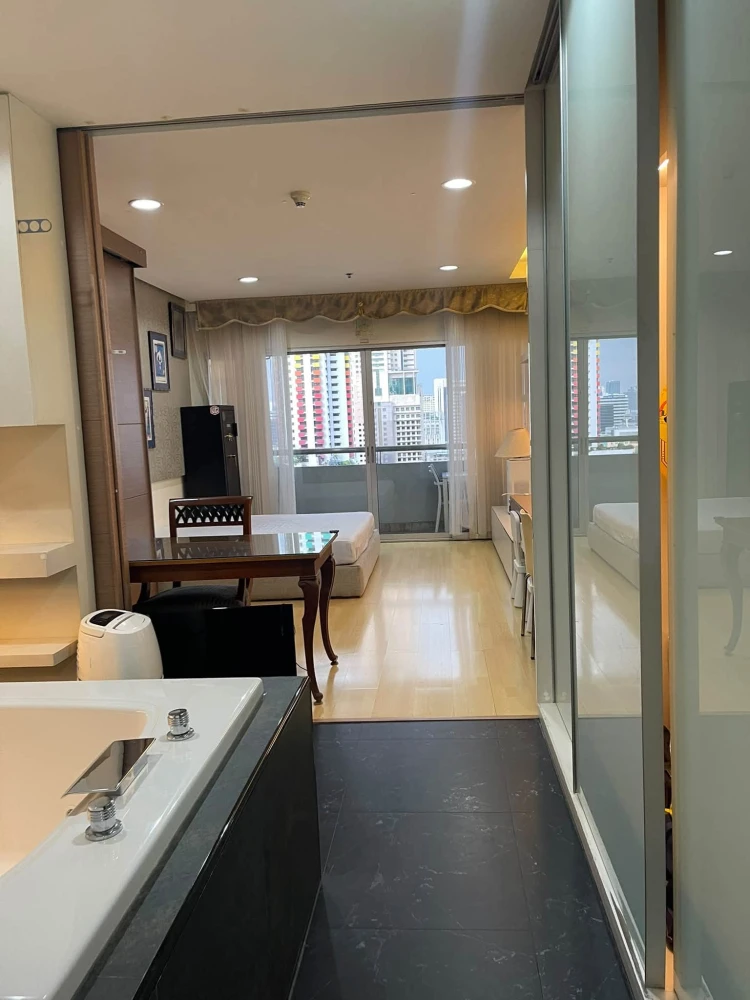 For rent: A beautiful unit at The Platinum, offering a relaxing atmosphere and full amenities—perfect for those working in the heart of the city.