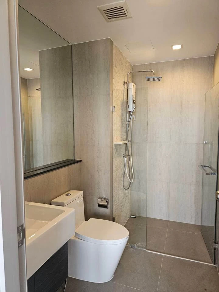 For rent: The Politan Aqua, 48th floor, very high, river view, cool breeze all day, ready to move in immediately!