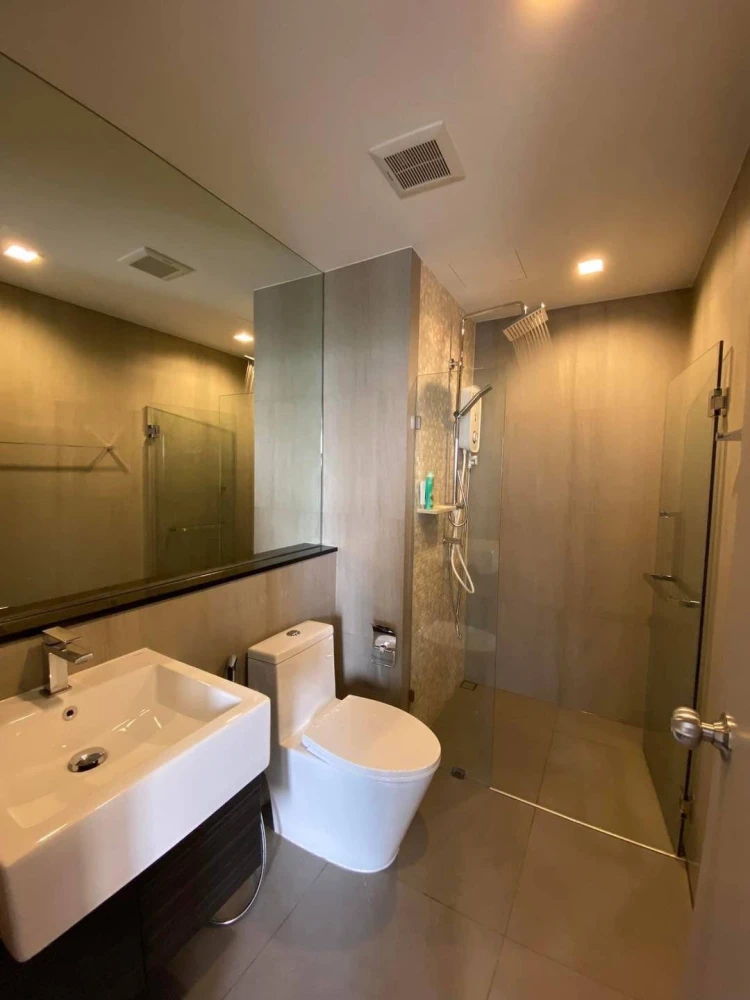 For rent: The Politan Aqua, 52nd floor, very high, Chao Phraya River view, north facing, cool and comfortable, not hot, must book.