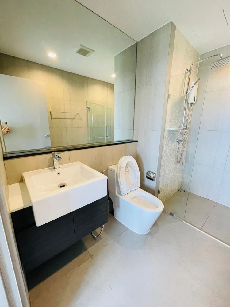 For rent: The Politan Aqua, North-facing unit with high-quality built-in furniture and stunning, unblocked Chao Phraya River view. Book now!