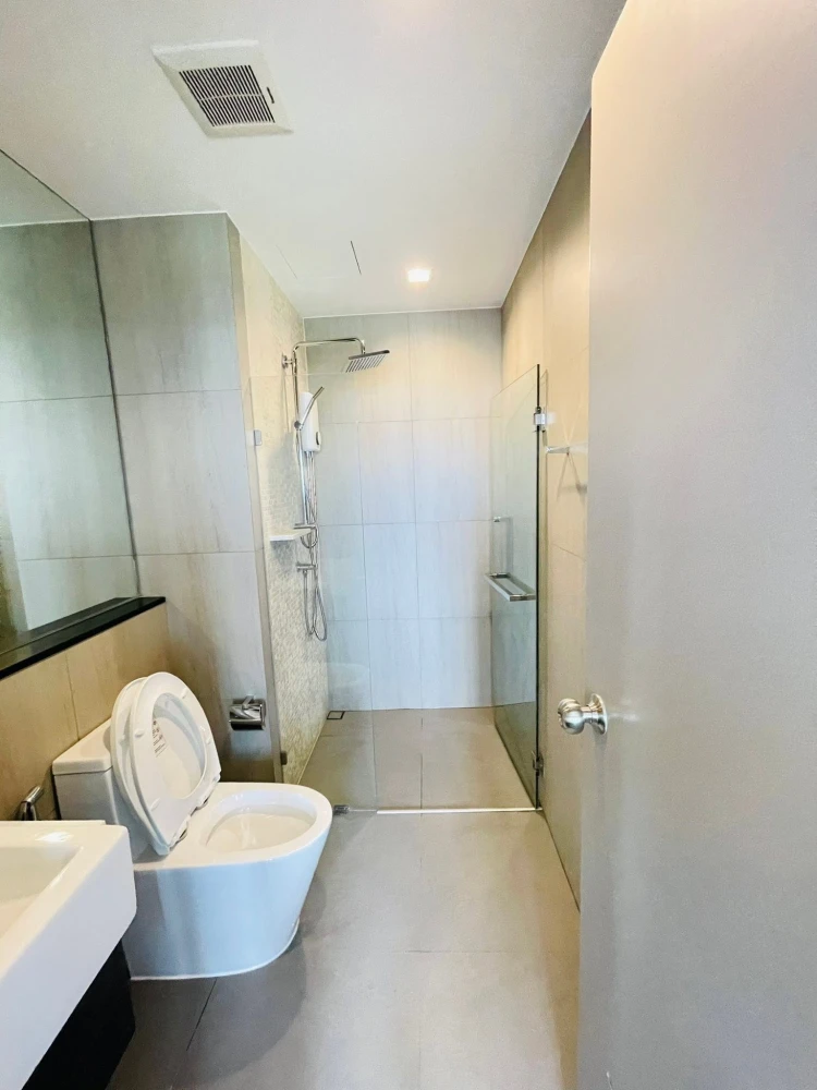 For rent: The Politan Aqua, North-facing unit with high-quality built-in furniture and stunning, unblocked Chao Phraya River view. Book now!