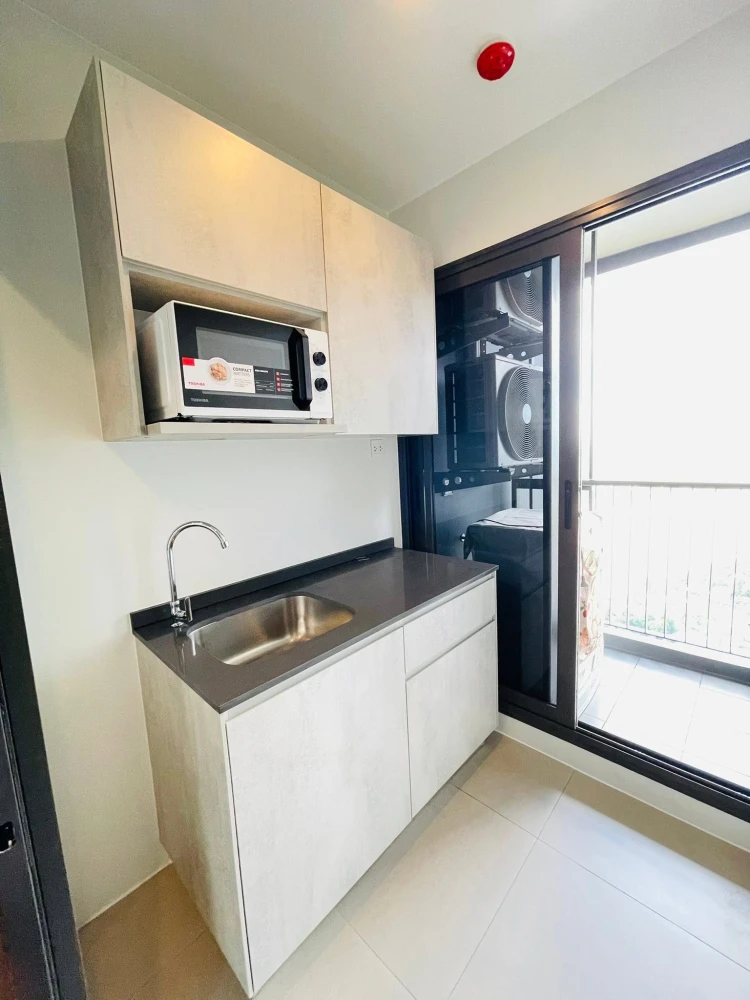 For rent: The Politan Aqua, North-facing unit with high-quality built-in furniture and stunning, unblocked Chao Phraya River view. Book now!