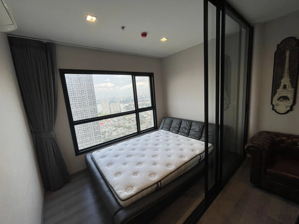 For rent: The Politan Rive, a comfortable room with a large sofa for sitting and a beautiful view of the Chao Phraya River. Reserve now!
