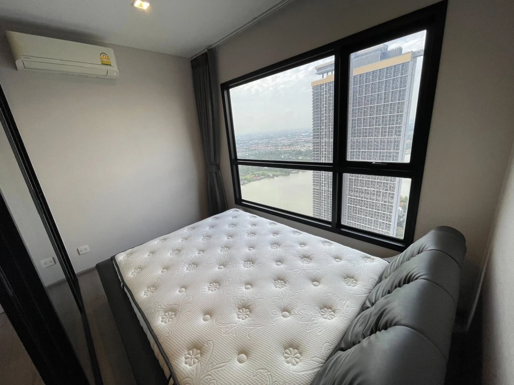 For rent: The Politan Rive, a comfortable room with a large sofa for sitting and a beautiful view of the Chao Phraya River. Reserve now!