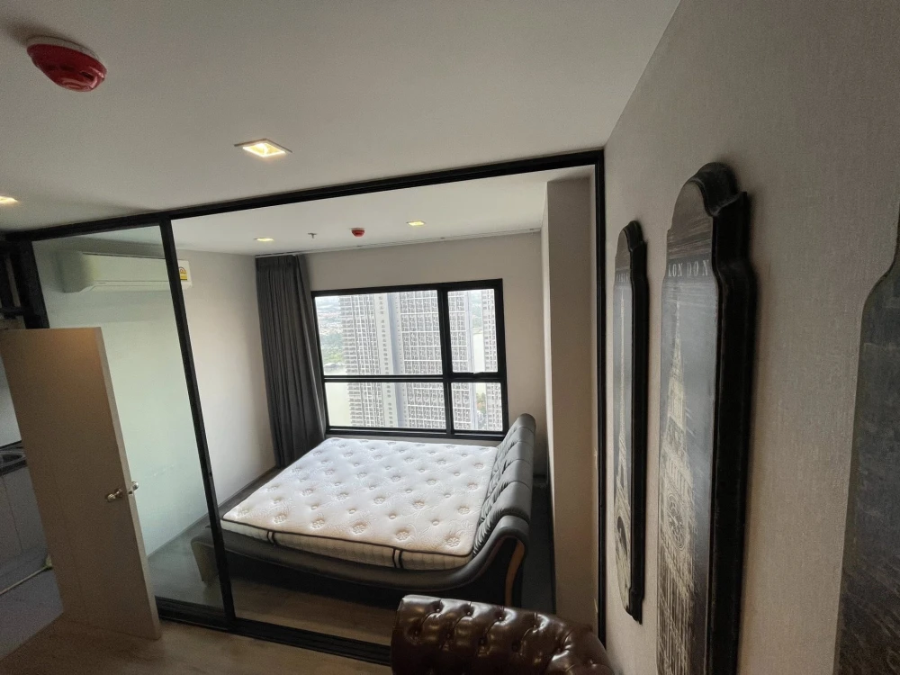 For rent: The Politan Rive, a comfortable room with a large sofa for sitting and a beautiful view of the Chao Phraya River. Reserve now!