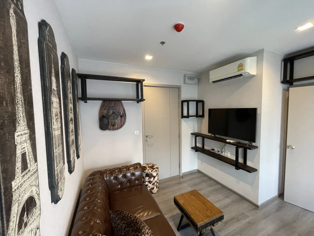 For rent: The Politan Rive, a comfortable room with a large sofa for sitting and a beautiful view of the Chao Phraya River. Reserve now!