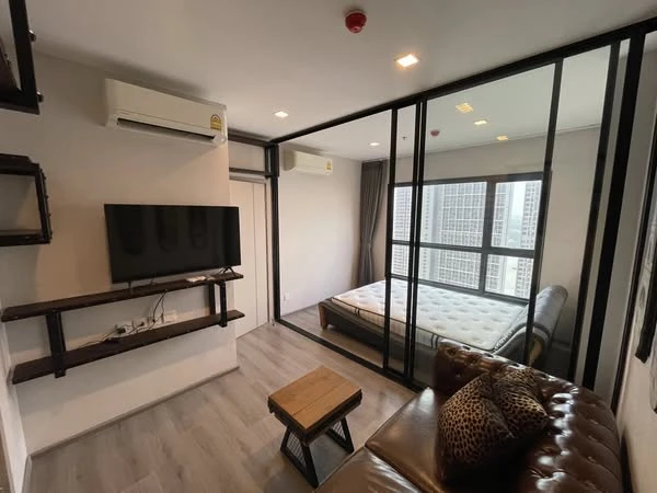 For rent: The Politan Rive, a comfortable room with a large sofa for sitting and a beautiful view of the Chao Phraya River. Reserve now!