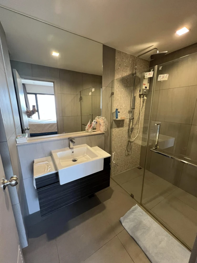 For rent: The Politan Rive, large and comfortable unit on the 29th floor with river view. Fully furnished with appliances; just bring your personal be