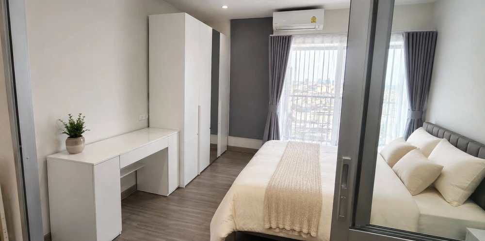 For rent: The President Charan - Yaek Fai Chai Station. Corner unit, less crowded, fully furnished, unobstructed view. Book now!