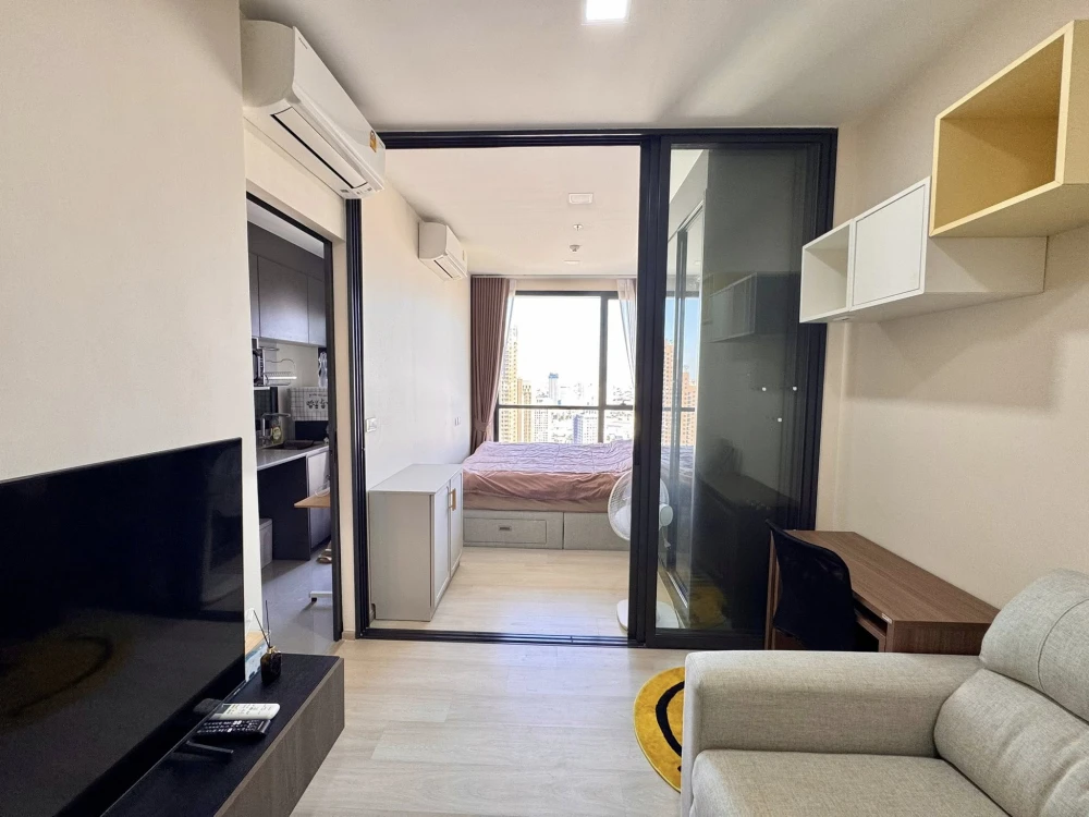 For rent: The Privacy Jatujak, a lovely room with a beautiful city view, high ceilings, airy, good location, fully furnished, reserve now!