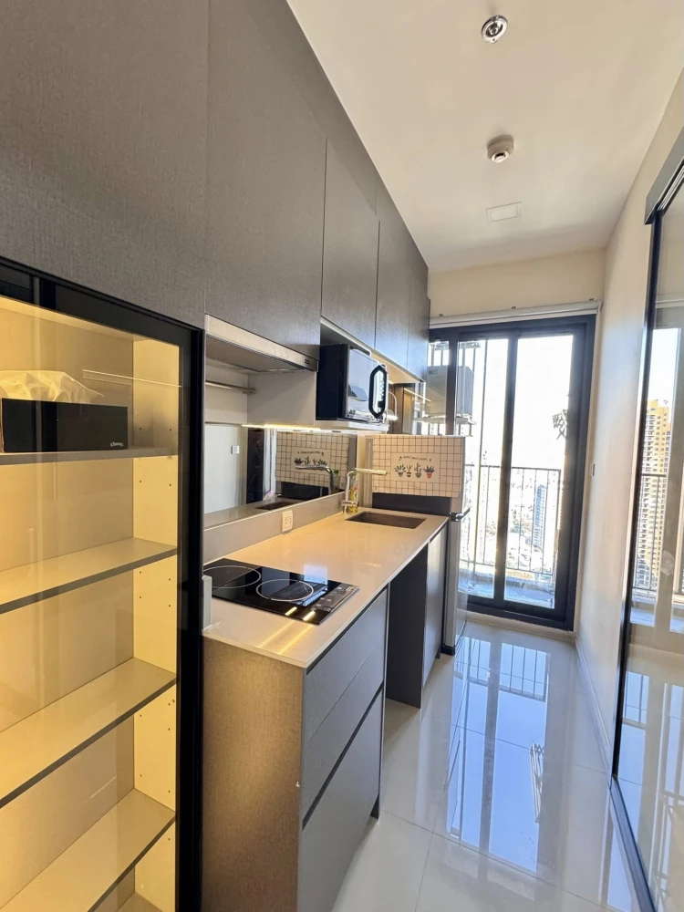 For rent: The Privacy Jatujak, a lovely room with a beautiful city view, high ceilings, airy, good location, fully furnished, reserve now!