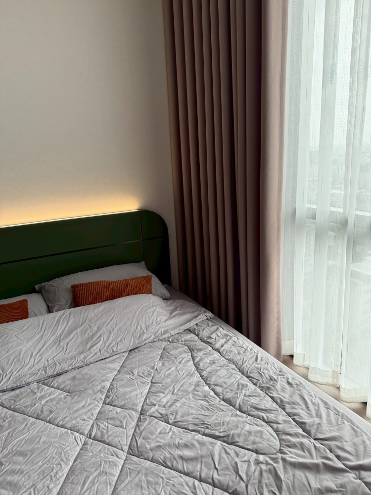 For rent: The Privacy Jatujak, corner unit with natural light from two sides, fully furnished and ready to move in.