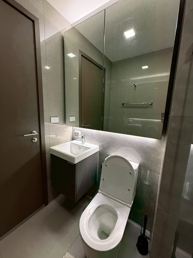 For rent: The Privacy Jatujak, corner unit with natural light from two sides, fully furnished and ready to move in.