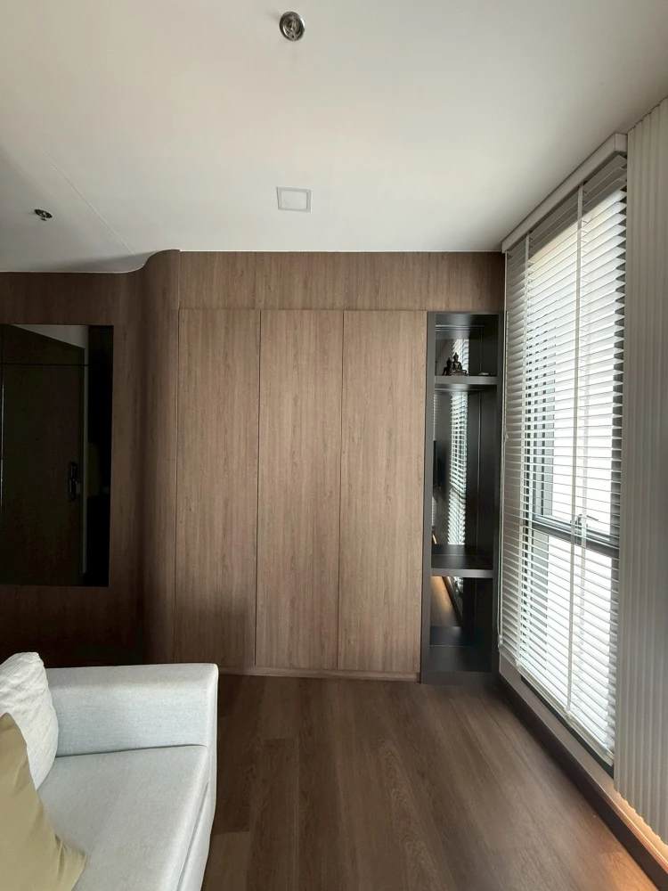 For rent: The Privacy Jatujak, corner unit with natural light from two sides, fully furnished and ready to move in.