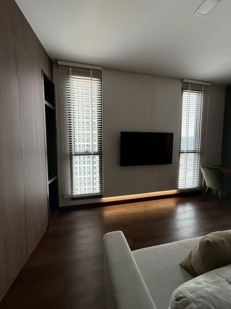 For rent: The Privacy Jatujak, corner unit with natural light from two sides, fully furnished and ready to move in.