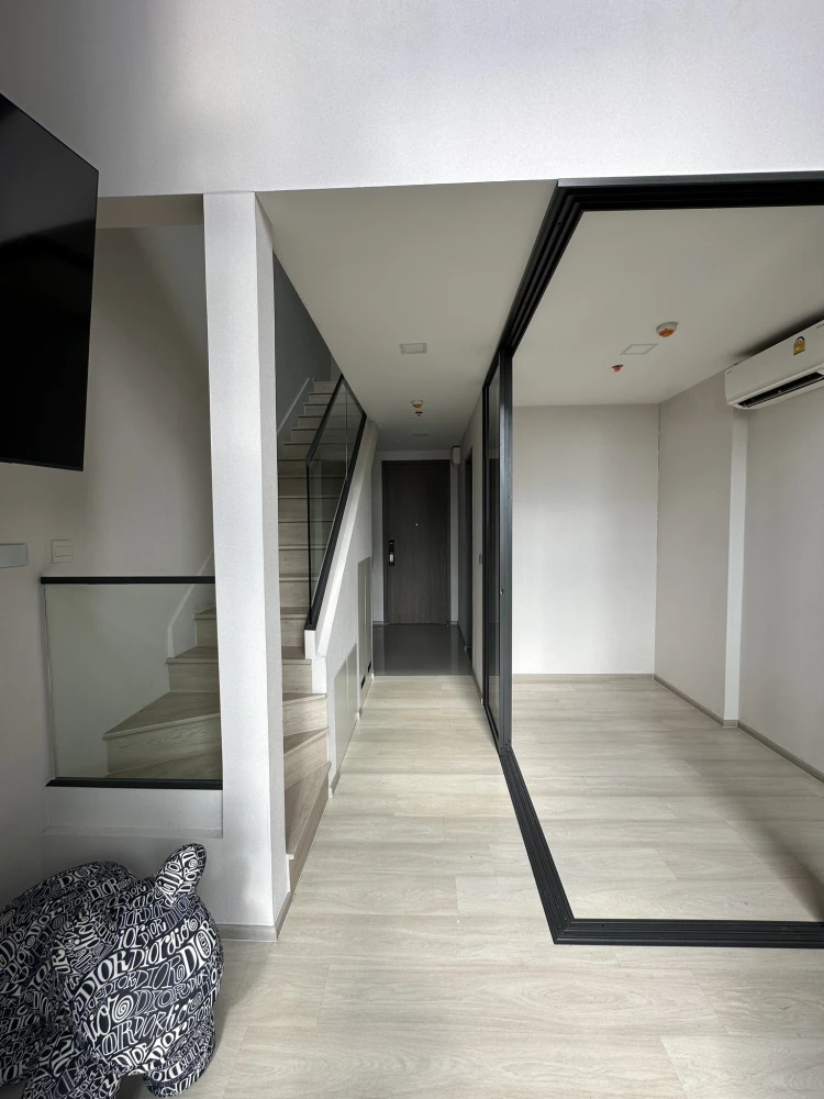 For rent or sale: The Privacy Jatujak, a two-story loft-style room on a very high floor with a very pleasant view of Chatuchak Park. Don't miss it!