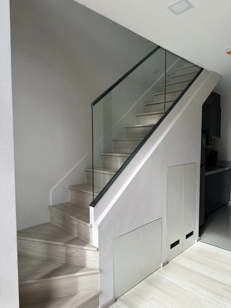 For rent or sale: The Privacy Jatujak, a two-story loft-style room on a very high floor with a very pleasant view of Chatuchak Park. Don't miss it!