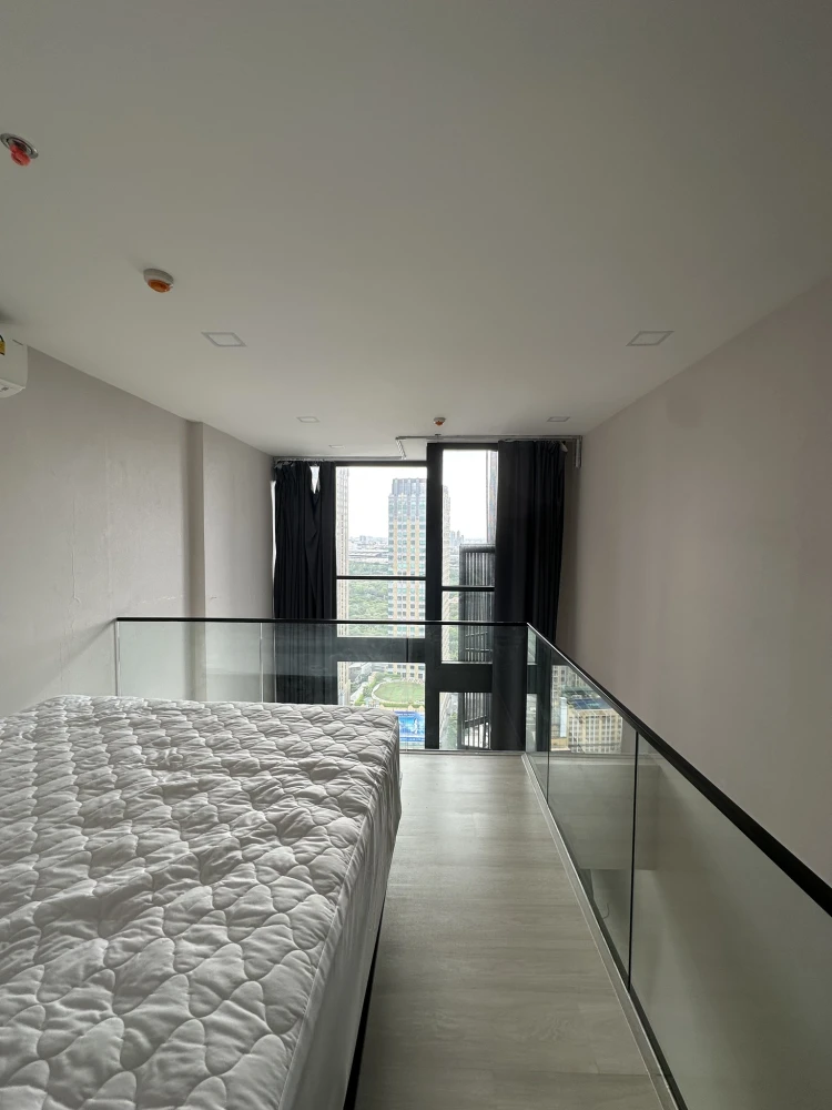 For rent or sale: The Privacy Jatujak, a two-story loft-style room on a very high floor with a very pleasant view of Chatuchak Park. Don't miss it!