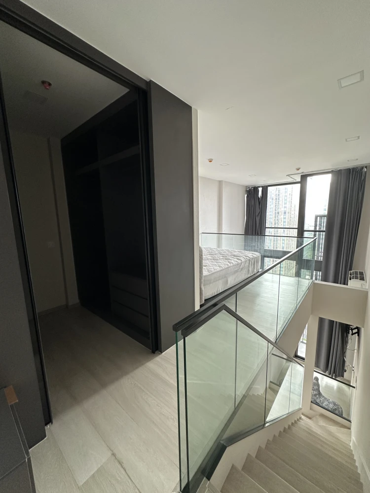 For rent or sale: The Privacy Jatujak, a two-story loft-style room on a very high floor with a very pleasant view of Chatuchak Park. Don't miss it!