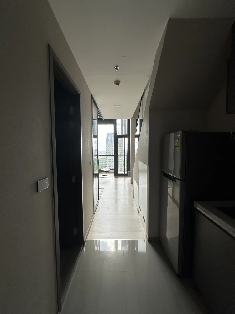 For rent or sale: The Privacy Jatujak, a two-story loft-style room on a very high floor with a very pleasant view of Chatuchak Park. Don't miss it!