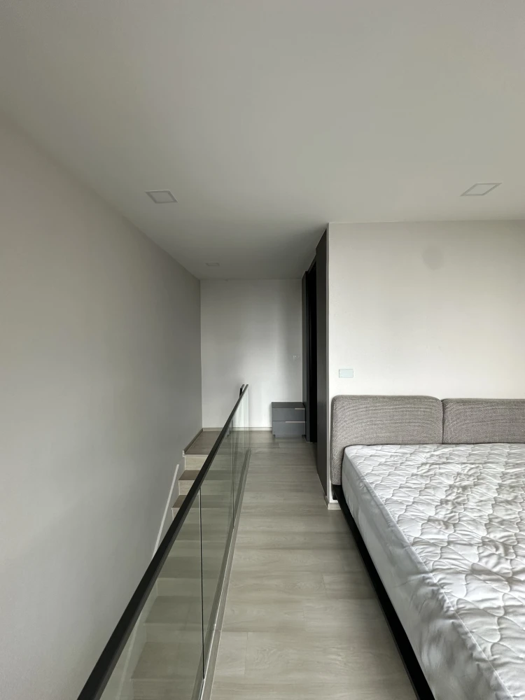 For rent or sale: The Privacy Jatujak, a two-story loft-style room on a very high floor with a very pleasant view of Chatuchak Park. Don't miss it!