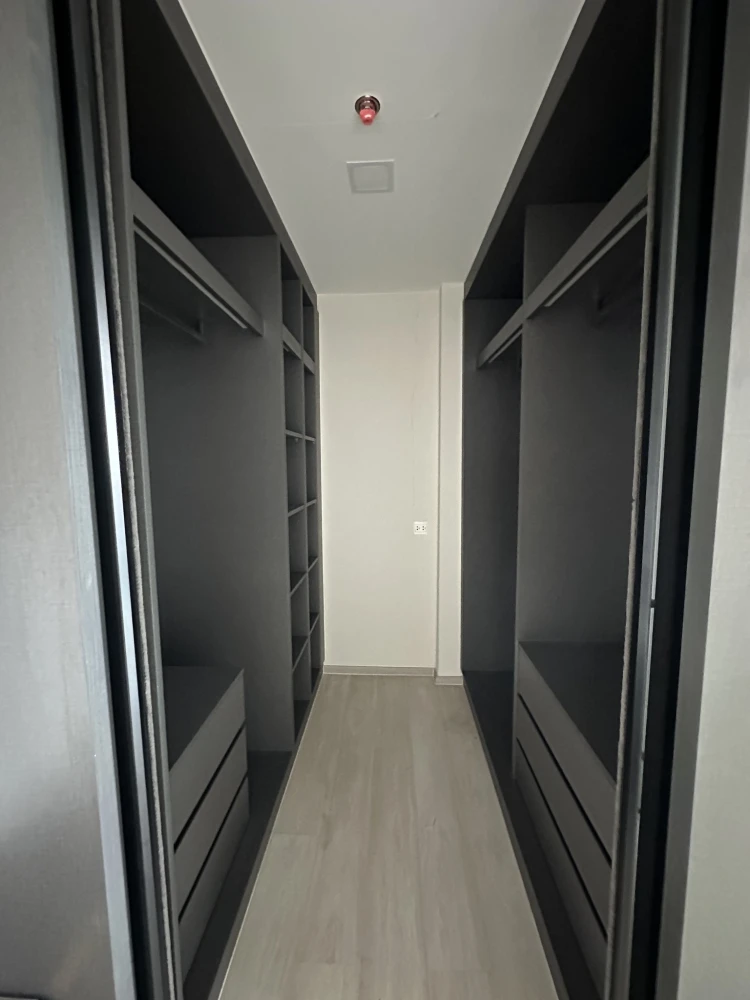 For rent or sale: The Privacy Jatujak, a two-story loft-style room on a very high floor with a very pleasant view of Chatuchak Park. Don't miss it!