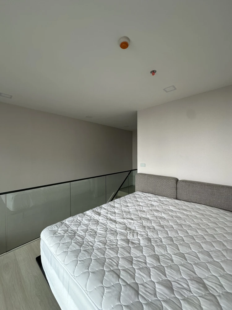 For rent or sale: The Privacy Jatujak, a two-story loft-style room on a very high floor with a very pleasant view of Chatuchak Park. Don't miss it!