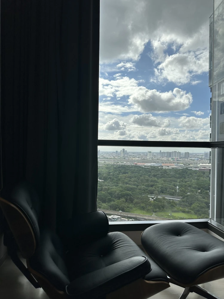 For rent or sale: The Privacy Jatujak, a two-story loft-style room on a very high floor with a very pleasant view of Chatuchak Park. Don't miss it!