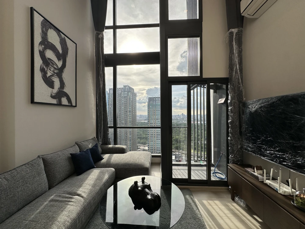 For rent or sale: The Privacy Jatujak, a two-story loft-style room on a very high floor with a very pleasant view of Chatuchak Park. Don't miss it!