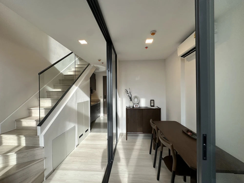 For rent or sale: The Privacy Jatujak, a two-story loft-style room on a very high floor with a very pleasant view of Chatuchak Park. Don't miss it!