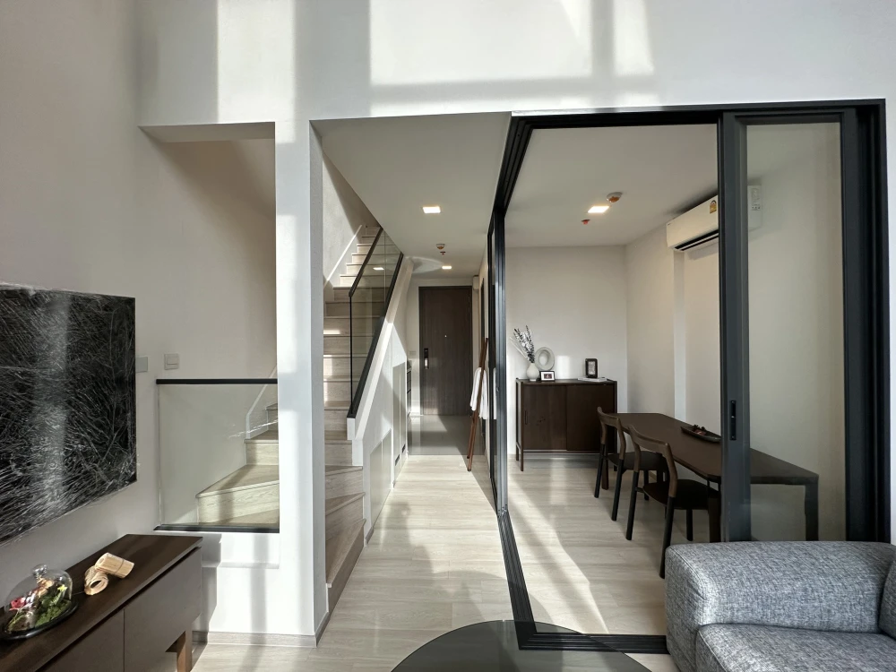 For rent or sale: The Privacy Jatujak, a two-story loft-style room on a very high floor with a very pleasant view of Chatuchak Park. Don't miss it!