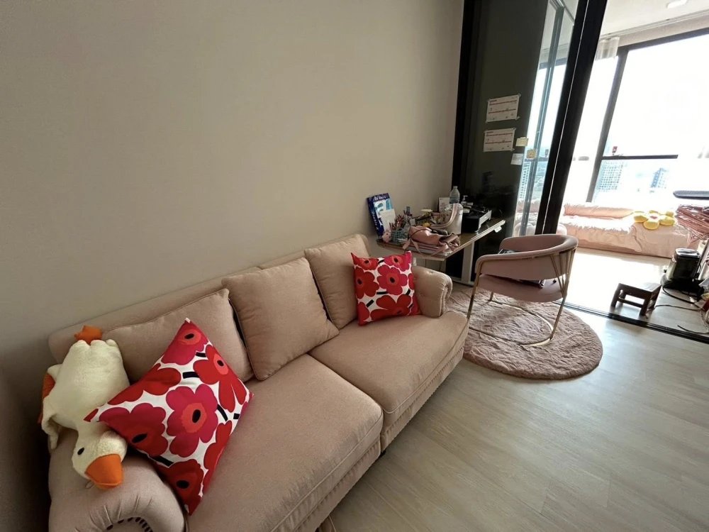 For rent: The Privacy Jatujak, a room decorated in a nice tone, good location, comes with complete furniture. You will regret it if you miss it.