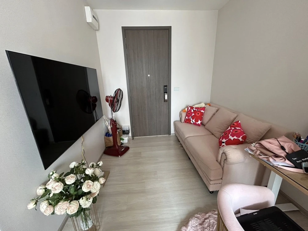 For rent: The Privacy Jatujak, a room decorated in a nice tone, good location, comes with complete furniture. You will regret it if you miss it.