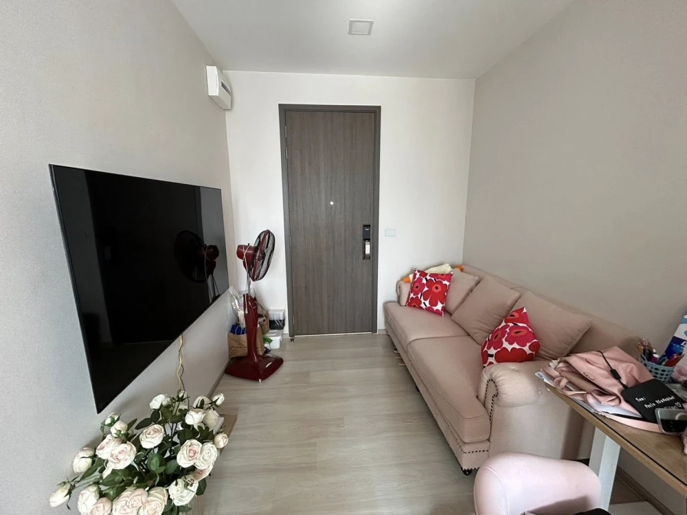 For rent: The Privacy Jatujak, a room decorated in a nice tone, good location, comes with complete furniture. You will regret it if you miss it.