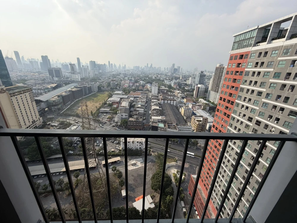 For rent: The Privacy Rama 9, 2 bedrooms, 1 bathroom, high floor corner unit, private, unobstructed view, pleasant panoramic view. Book now!