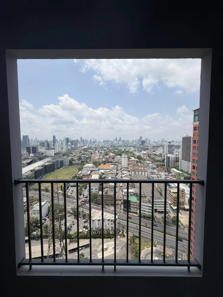 For rent: The Privacy Rama 9, 2 bedrooms, 1 bathroom, high floor corner unit, private, unobstructed view, pleasant panoramic view. Book now!