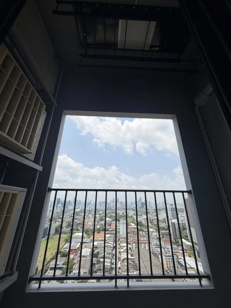 For rent: The Privacy Rama 9, 2 bedrooms, 1 bathroom, high floor corner unit, private, unobstructed view, pleasant panoramic view. Book now!