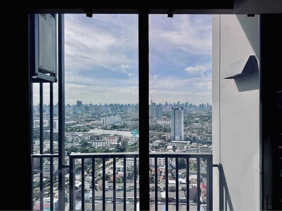 For rent: THE PRIVACY TAOPOON INTERCHANGE, beautiful room, stunning view! Extra high floor! Large room, fully functional. Reserve now!