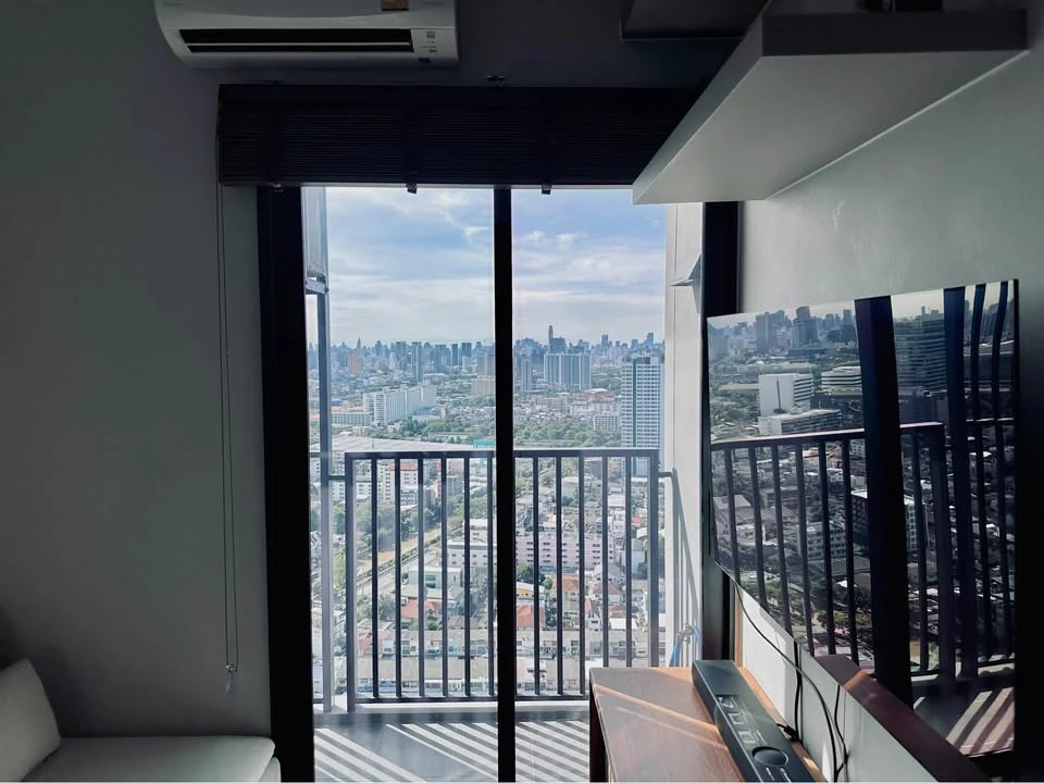 For rent: THE PRIVACY TAOPOON INTERCHANGE, beautiful room, stunning view! Extra high floor! Large room, fully functional. Reserve now!