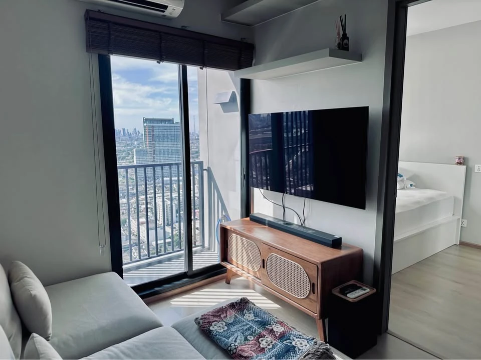 For rent: THE PRIVACY TAOPOON INTERCHANGE, beautiful room, stunning view! Extra high floor! Large room, fully functional. Reserve now!