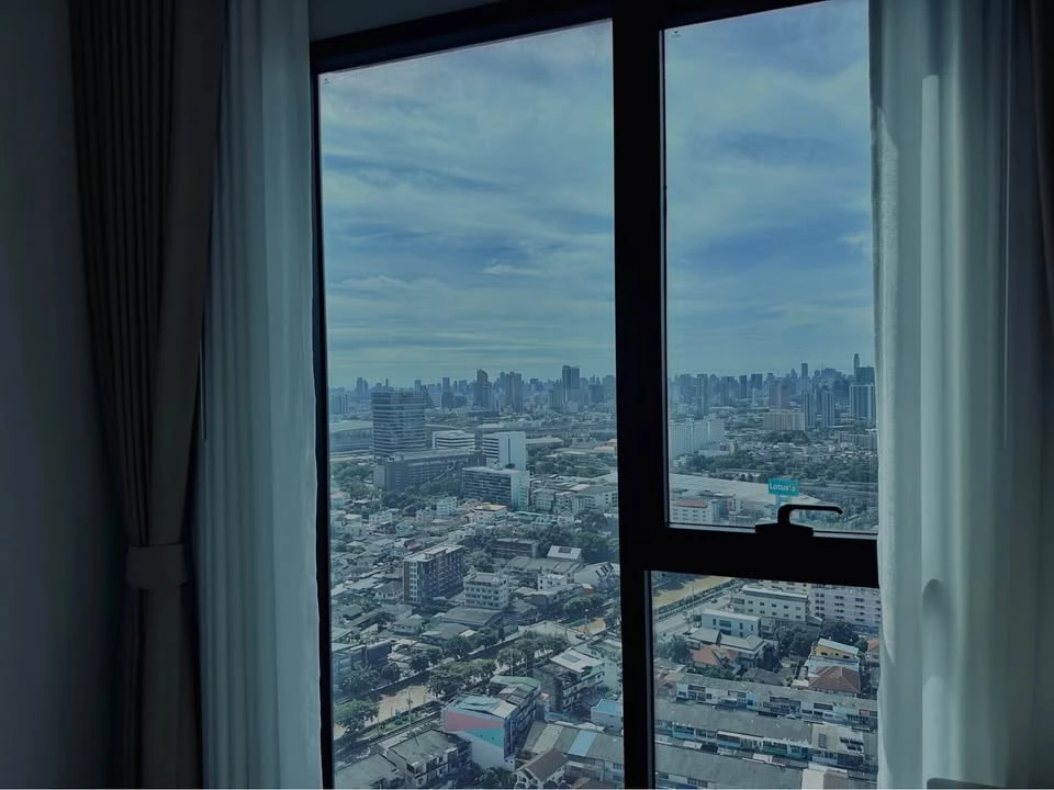 For rent: THE PRIVACY TAOPOON INTERCHANGE, beautiful room, stunning view! Extra high floor! Large room, fully functional. Reserve now!