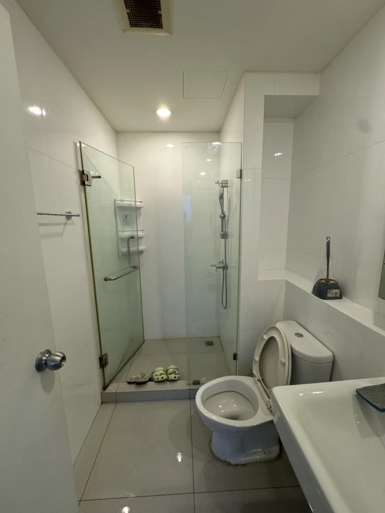For rent: The Prodigy Phetkasem 62, 22nd floor, good view, fully furnished, book now.